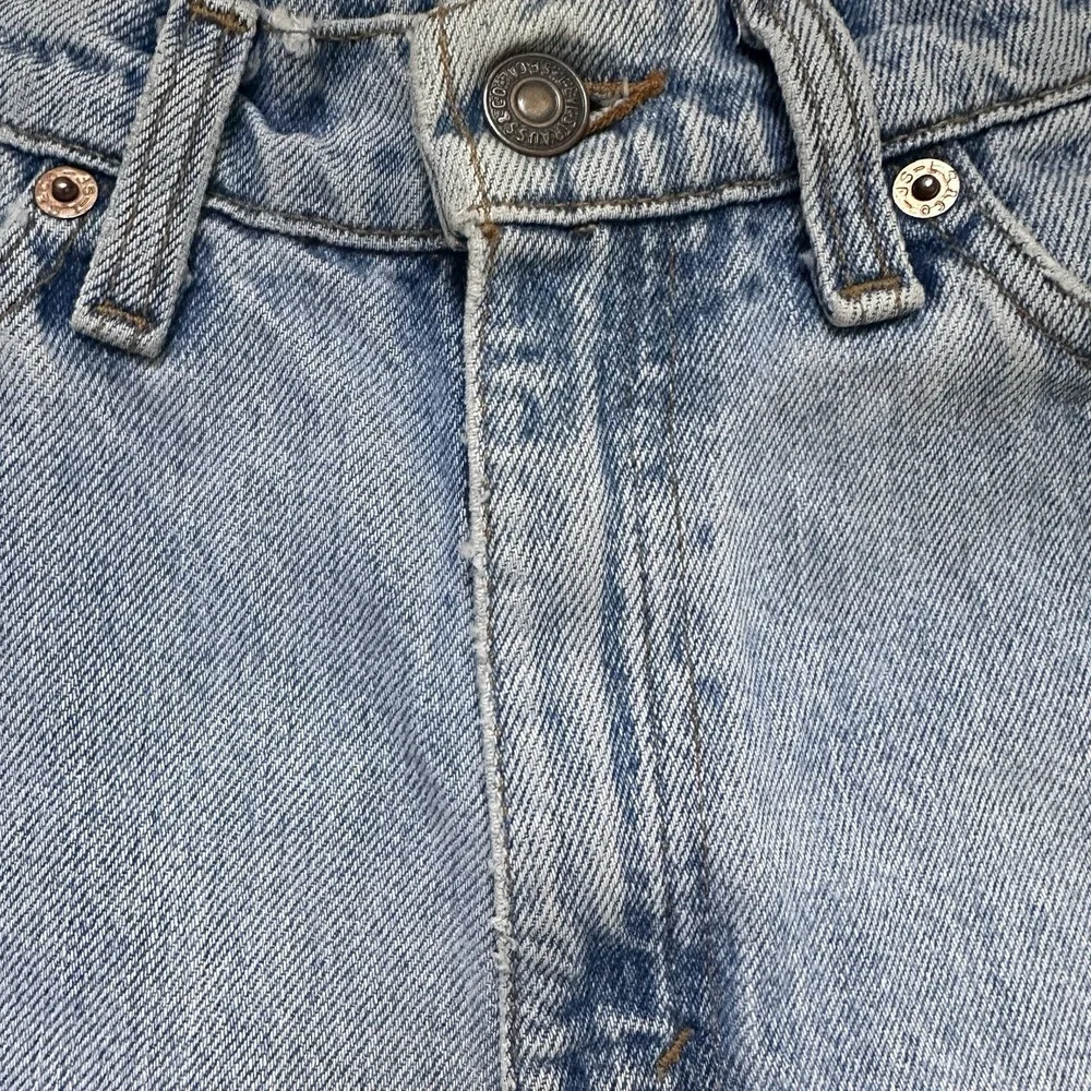Vintage Women's Levi's 512 Cut-Off Light Wash Denim Shorts‎ Size 7